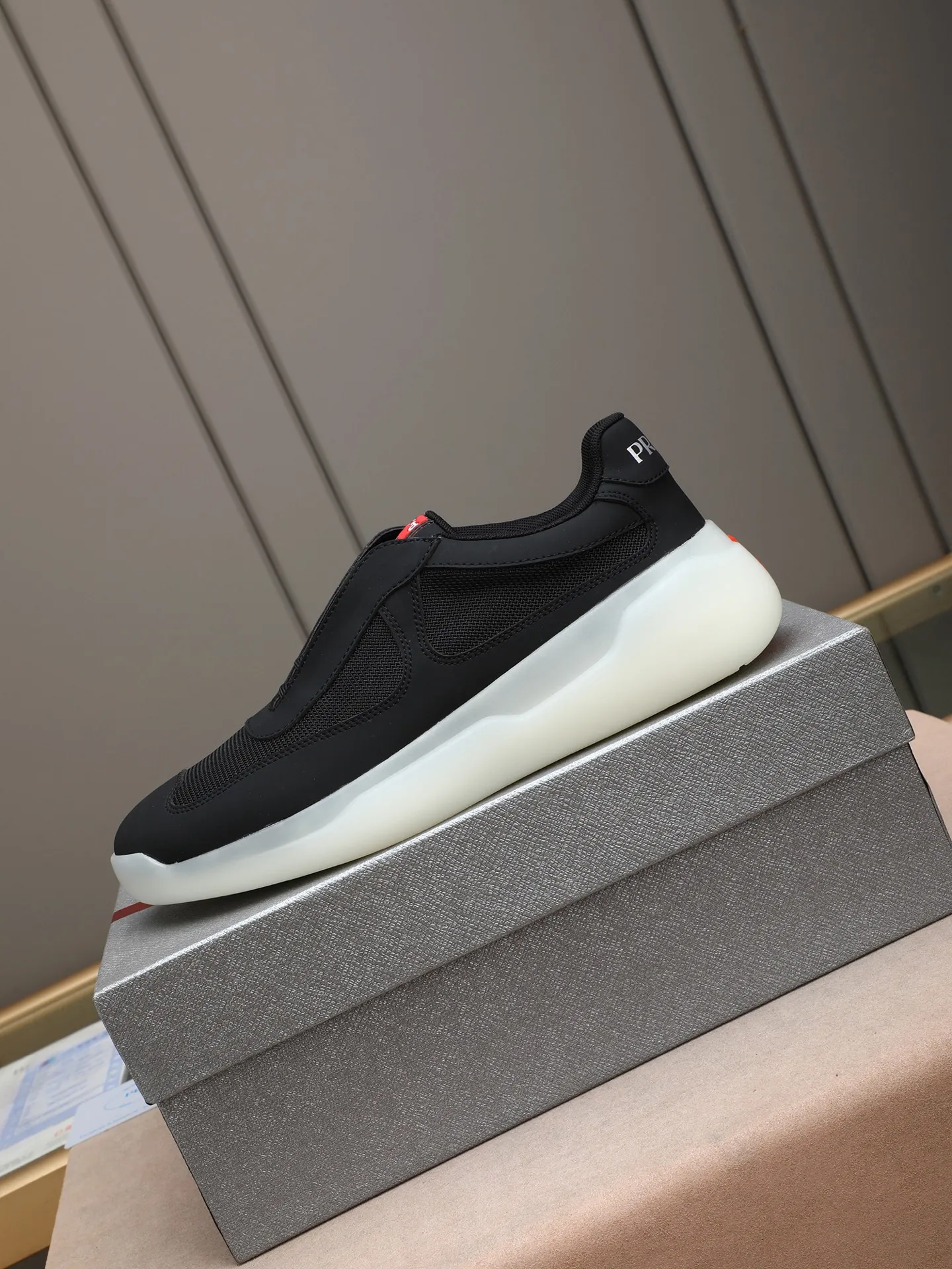 Men's shoes💰420 Prada/Prada sneakers👟! Low-top lace-up sports shoes, fashionable and elegant style. Made of top-layer cowhide leather spliced ​​with breathable mesh. Soft, comfortable and breathable. Logo lettering on the tongue. Finely crafted details. Lightweight foam sole, fashionable and versatile‼ ️size: 38-44 (45 customized